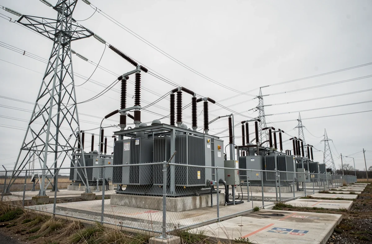 Sous-station électrique haute tension avec pylônes et transformateurs illustrant les risques de déséquilibre des échanges d'énergie non planifiés